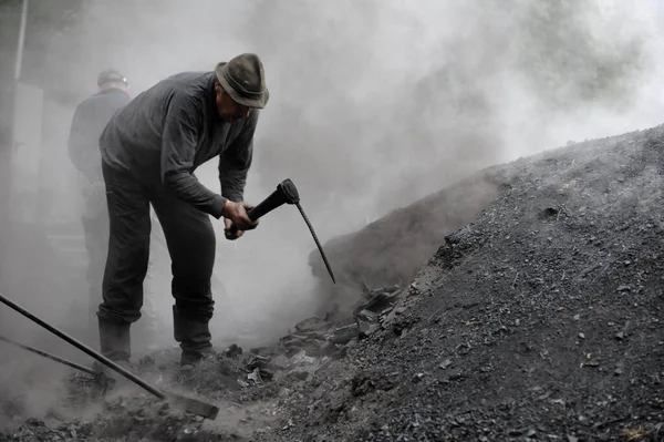 Man Shovel Knife Ground — Stock Photo, Image