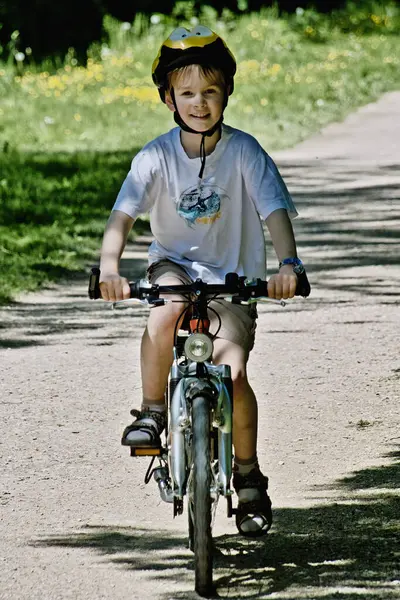 Junge Fährt Fahrrad Park — Stockfoto