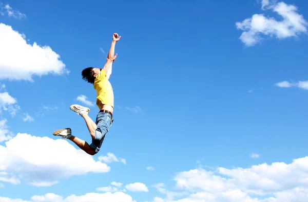 Jovem Homem Saltando Céu Fundo — Fotografia de Stock