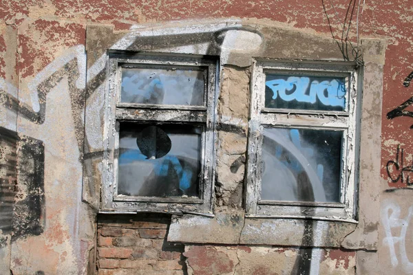 ガラスが割れた古い窓 — ストック写真