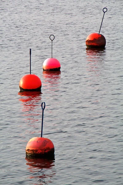 Rote Boje Auf Dem See — Stockfoto