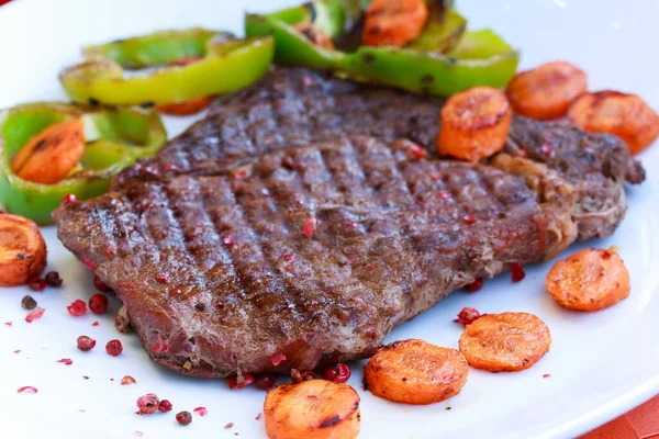 Rib Eye Steak Met Paprika — Stockfoto