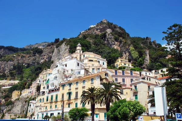 Amalfi Stad Dramatisk Natur Nedanför Branta Klippor Italiens Sydvästra Kust — Stockfoto