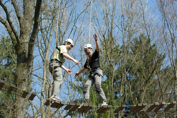 Balanceakt Dschungelbrücke — Stockfoto