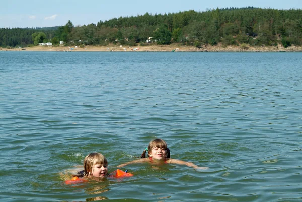 Two Girls Lake — Stock Photo, Image