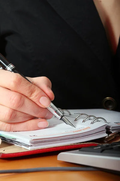 Zakenvrouw Hand Het Vasthouden Van Een Pen Het Schrijven Van Rechtenvrije Stockfoto's