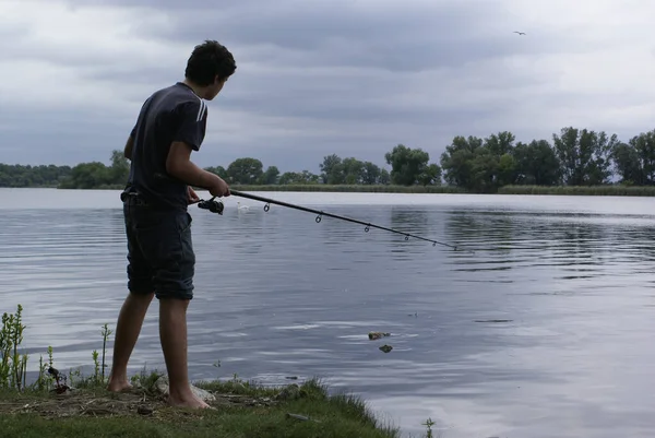 Uomo Pesca Sul Fiume — Foto Stock