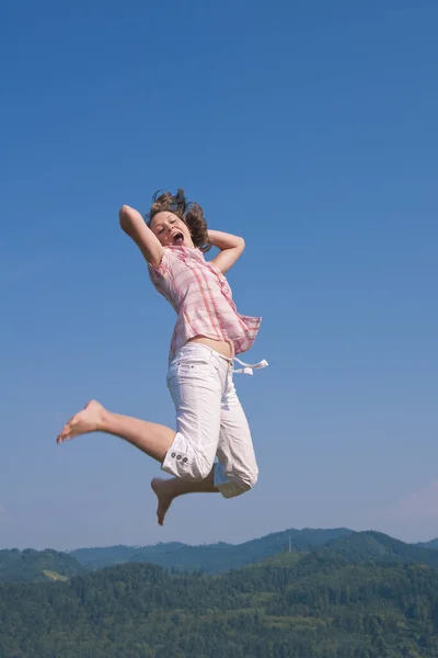 Молодая Женщина Прыгает Поле — стоковое фото