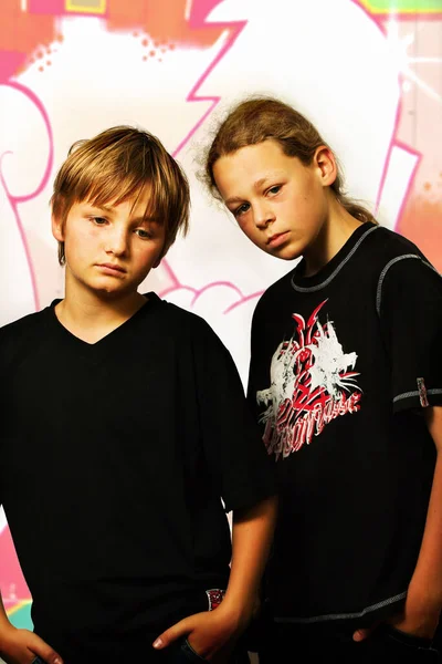 Portret Van Een Gelukkig Jong Stel Schooluniform — Stockfoto