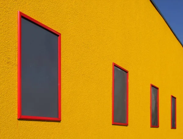 Желтое Окно Красными Ставнями Стене — стоковое фото