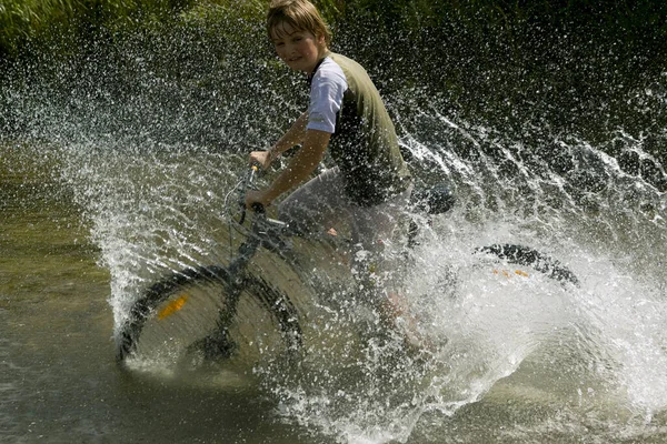 Giovane Donna Che Lava Acqua — Foto Stock