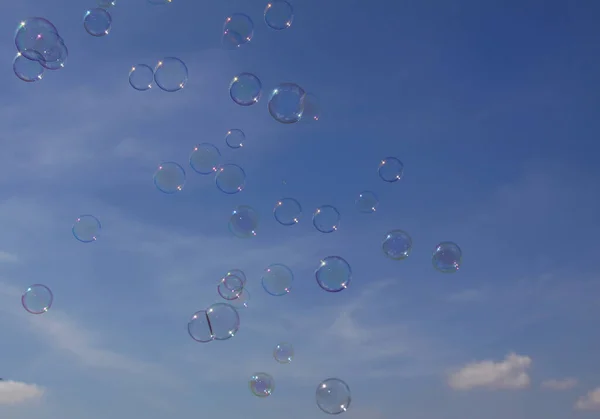 Burbuja Burbujas Jabón Sobre Fondo Azul Cielo — Foto de Stock
