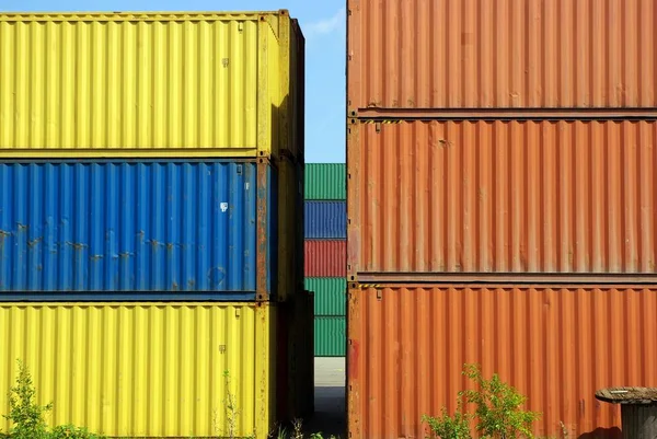 Container Med Lastcontainrar Och Rött Tak — Stockfoto