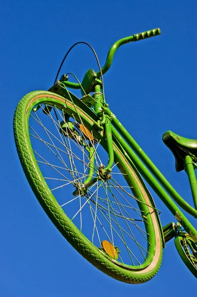Голубой Велосипед Фоне Неба — стоковое фото