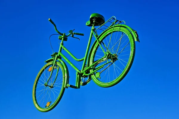Ein Fahrrad Auf Blauem Hintergrund — Stockfoto