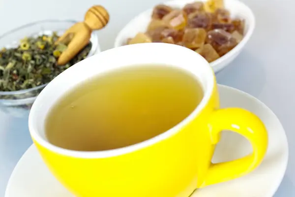 Tasse Tee Mit Zitrone Und Minze Auf Weißem Hintergrund — Stockfoto