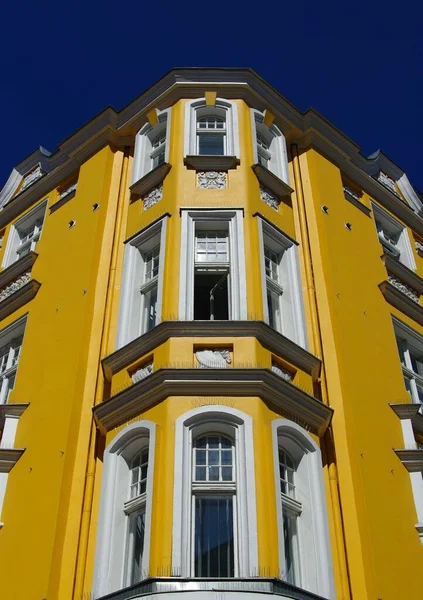 Фасад Дома Стиле Модерн Желтом Лепниной — стоковое фото