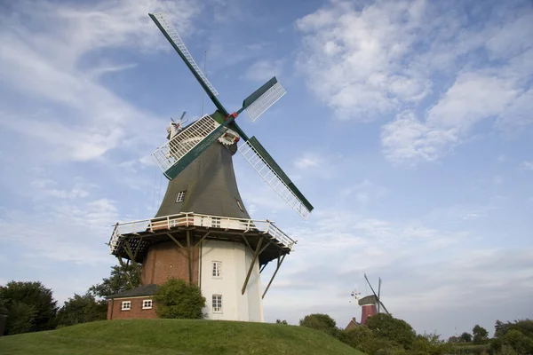 Naturskön Utsikt Över Landskapet Med Väderkvarnsbyggnad — Stockfoto