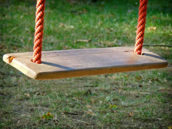 Schaukel Mit Roten Seilen — Stockfoto