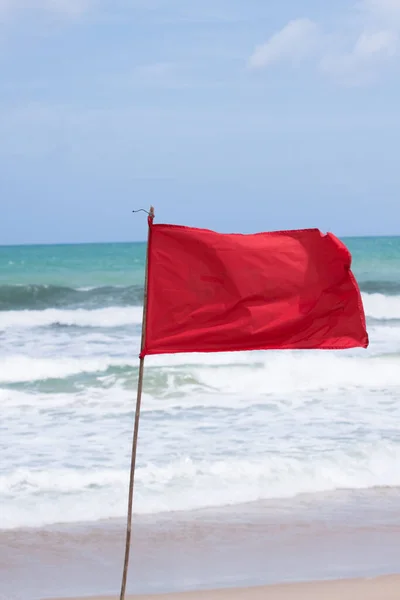 Bandiera Rossa Sulla Spiaggia — Foto Stock