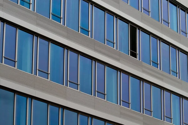 Cam Pencereli Modern Ofis Binası — Stok fotoğraf