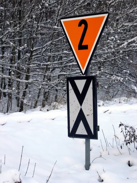 Дорожный Знак Снегу — стоковое фото