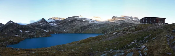 Lago Branco Pela Manhã — Fotografia de Stock