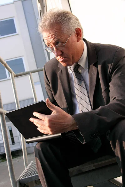 Zakenman Zittend Het Kantoor Met Tablet — Stockfoto