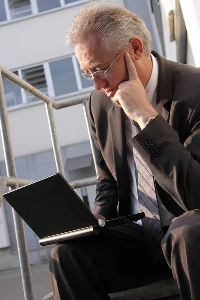 Empresário Sentado Mesa Usando Laptop — Fotografia de Stock