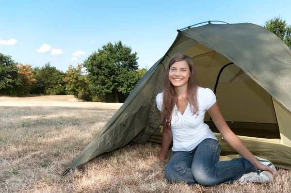 Ritratto Attraente Tenda Campeggio Donna — Foto Stock