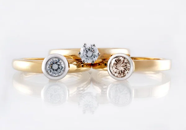 Gouden Trouwringen Diamanten Ring Witte Achtergrond — Stockfoto