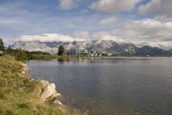 Vacker Utsikt Över Vackert Landskap Med Bergskedja — Stockfoto