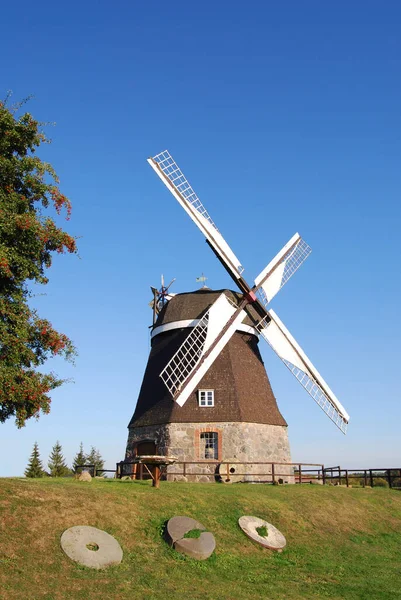 Naturskön Utsikt Över Landskapet Med Väderkvarnsbyggnad — Stockfoto