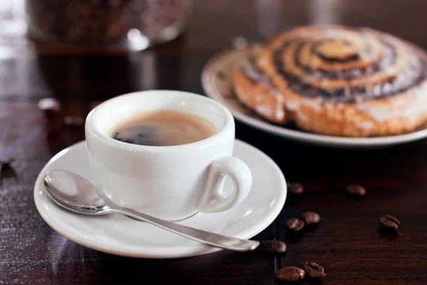 Secangkir Kopi Dan Kue Atas Meja Kayu — Stok Foto