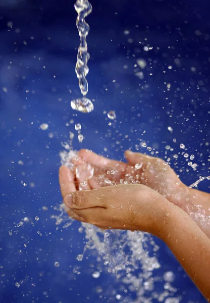 Vrouw Spetteren Water Hand — Stockfoto