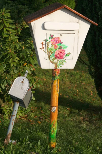 Parkta Beyaz Bir Posta Kutusu — Stok fotoğraf