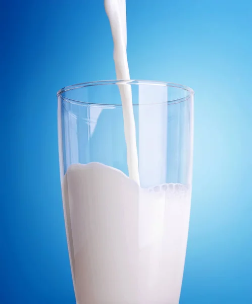 Склянка Молока Формі Пляшки Води Синьому Фоні — стокове фото