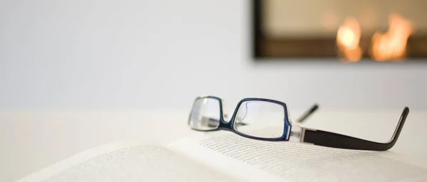 Brille Auf Dem Tisch Mit Buch Und Notizbuch — Stockfoto