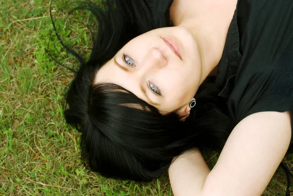 Beautiful Young Woman Lying Grass — Stock Photo, Image