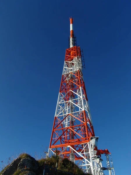 Torre Telecomunicações Com Céu Azul — Fotografia de Stock