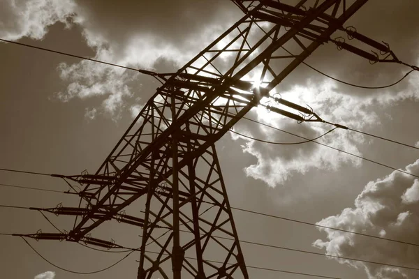 Gökyüzünde Yüksek Voltajlı Elektrik Hatları — Stok fotoğraf