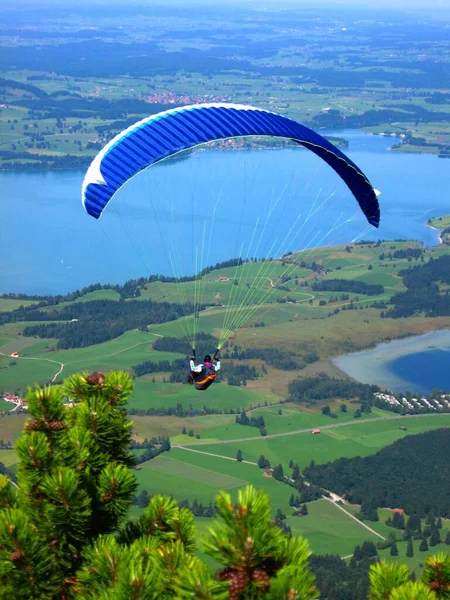 Parapente Voando Nas Montanhas — Fotografia de Stock