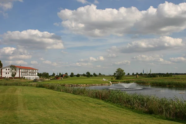 Golf Oyuncuların Bir Golf Sahasında Topları Mümkün Olduğunca Vuruşta Bir — Stok fotoğraf