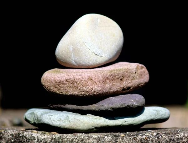 Pila Piedras Sobre Fondo Negro — Foto de Stock