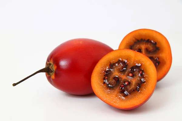 白を基調とした新熟柿の半分が — ストック写真