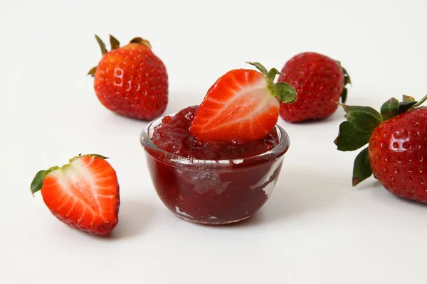 Frische Erdbeeren Glas Auf Weißem Hintergrund — Stockfoto