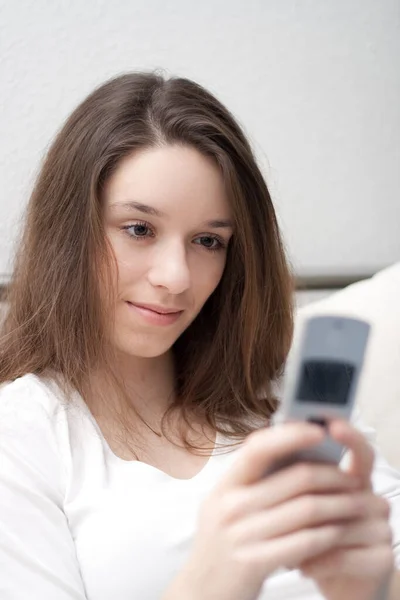 Νεαρή Γυναίκα Που Χρησιμοποιεί Smartphone — Φωτογραφία Αρχείου