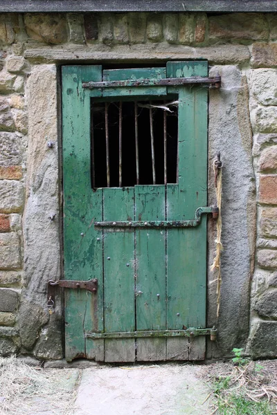 Porta Estável Com Janela Barrada — Fotografia de Stock