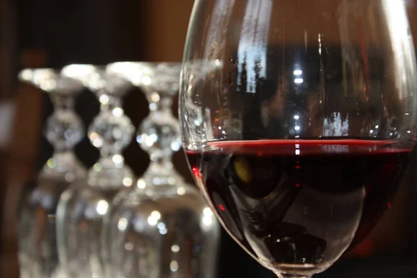 Ποτήρι Κόκκινο Κρασί Στη Σειρά Ένα Τραπέζι — Φωτογραφία Αρχείου