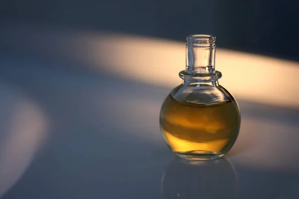 Vaso Perfume Una Mesa Madera — Foto de Stock